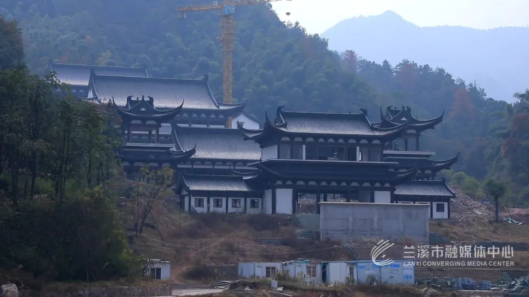 日前,记者在越龙山度假区内的建设项目施工现场看见,百余名工人和数辆