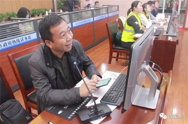 袁平华进行操作演示